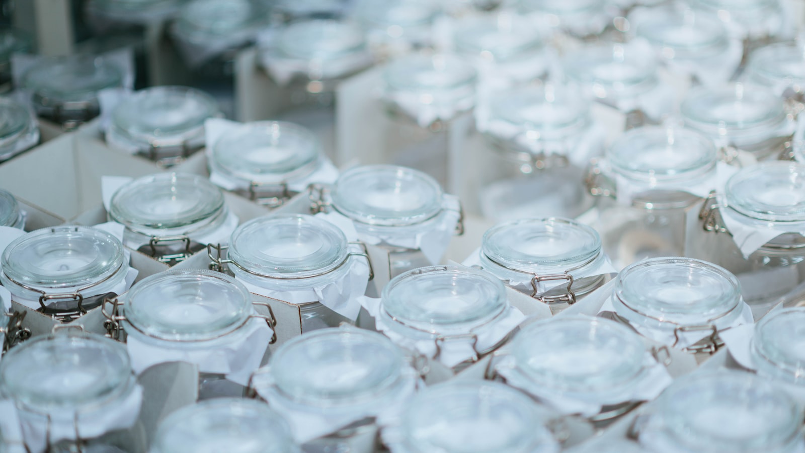 Jar sealing rings and closures